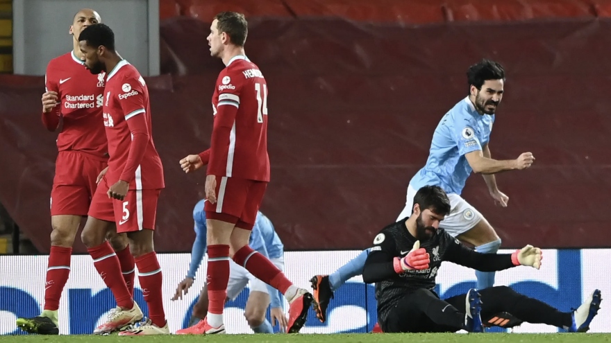 Thủ môn Alisson hóa "gã hề", Liverpool thảm bại 1-4 trước Man City ngay tại Anfield